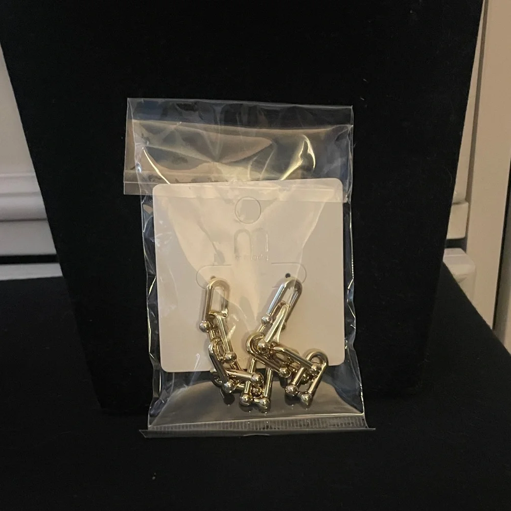 Gold Chain Link Earrings - Picture 4 of 4